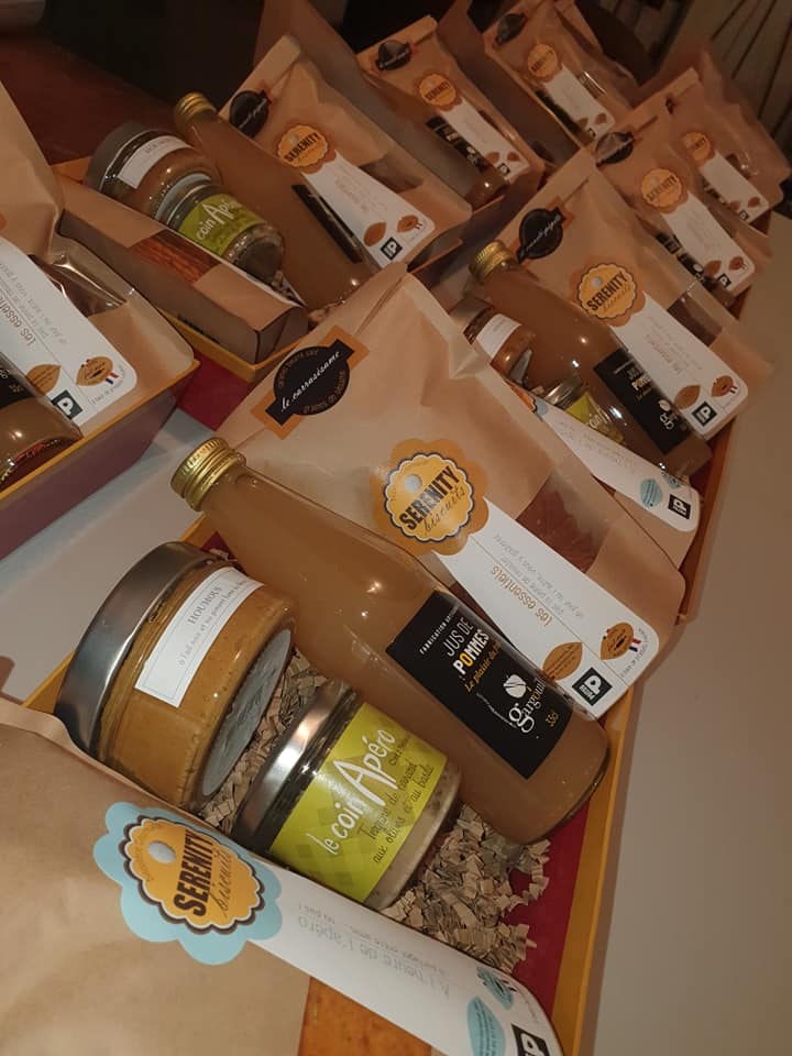 french_epicerie's tweet photo. En cette période de #reconfinement, vous souhaitez organiser un #webapero pour vos réunions entre collaborateurs, https://t.co/j2h7hbAYkq a la solution pour vous...livraison dans toute la #France et #Europe de coffrets gourmands artisanaux...possibilité de personnaliser! https://t.co/BTznEAidkS
