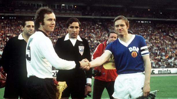  Mais tradition ancrée.En 1991, la saison à 20 clubs est votée pour intégrer les équipes de RDA, avec 4 descentes et 2 montées pour revenir à 18, puis passer à 16 l’année suivante.Mais en 1993, l’affluence explose et le plan à 16 coule (42 présidents contre sur 44).