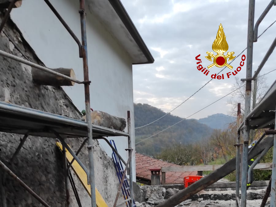 vvfveneto's tweet photo. #11novembre 15:00 #Castelgomberto(VI), intervento di soccorso dei #vigilidelfuoco in un cantiere edile per soccorrere un operaio caduto a terra per un malore. Purtroppo nonostante i soccorsi dei colleghi il medico del @SUEM_Veneto ha dovuto dichiarare la morte dell’uomo https://t.co/smTwrwwp4G
