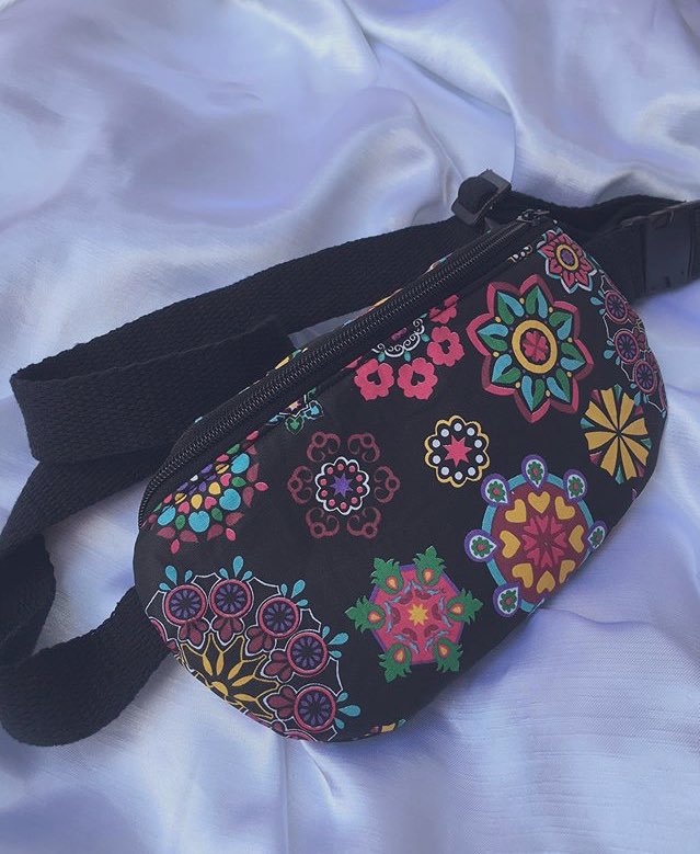 GalterLady's tweet photo. Combinação para seu look 😍 Essa pochete com varios tons de cores para o momento vivido com essa estampa de mandalas maravilhosa não é ?? ❤️😊 O momento trouxe muita cor para tentar amenizar as coisas. Tendências tentaram aumentar o astral dando varias coresss incríveis ❤️ 
. https://t.co/ZLIDzv2hjJ