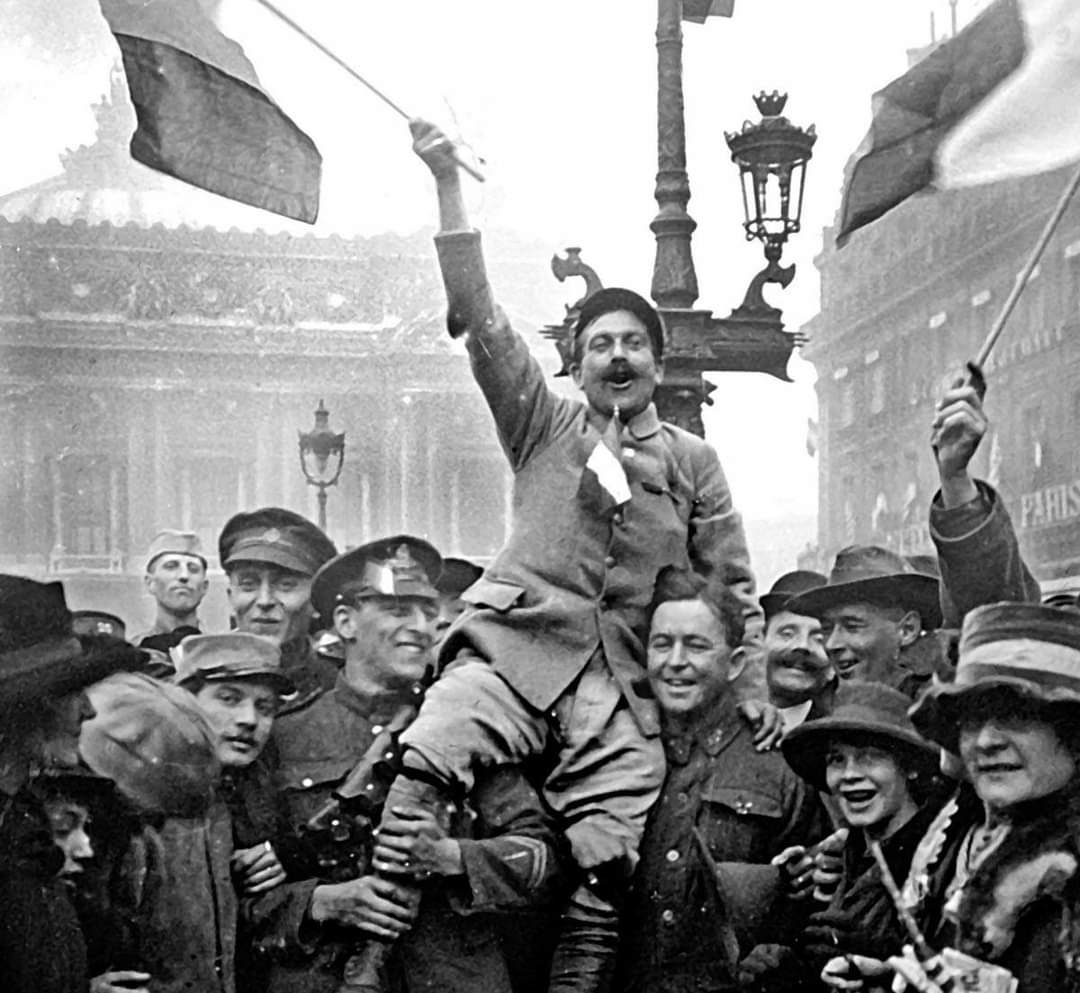 Parlement_Aix's tweet photo. En ce jour du 11 novembre, le Parlement des Étudiants d'Aix-en-Provence rend hommage à celles et ceux qui se sont battus pour la France et pour la liberté.

Le devoir de mémoire est essentiel pour notre démocratie et notre République.

Nous ne vous oublions pas. 🇫🇷

#11Novembre https://t.co/Qm4mgf2UvB