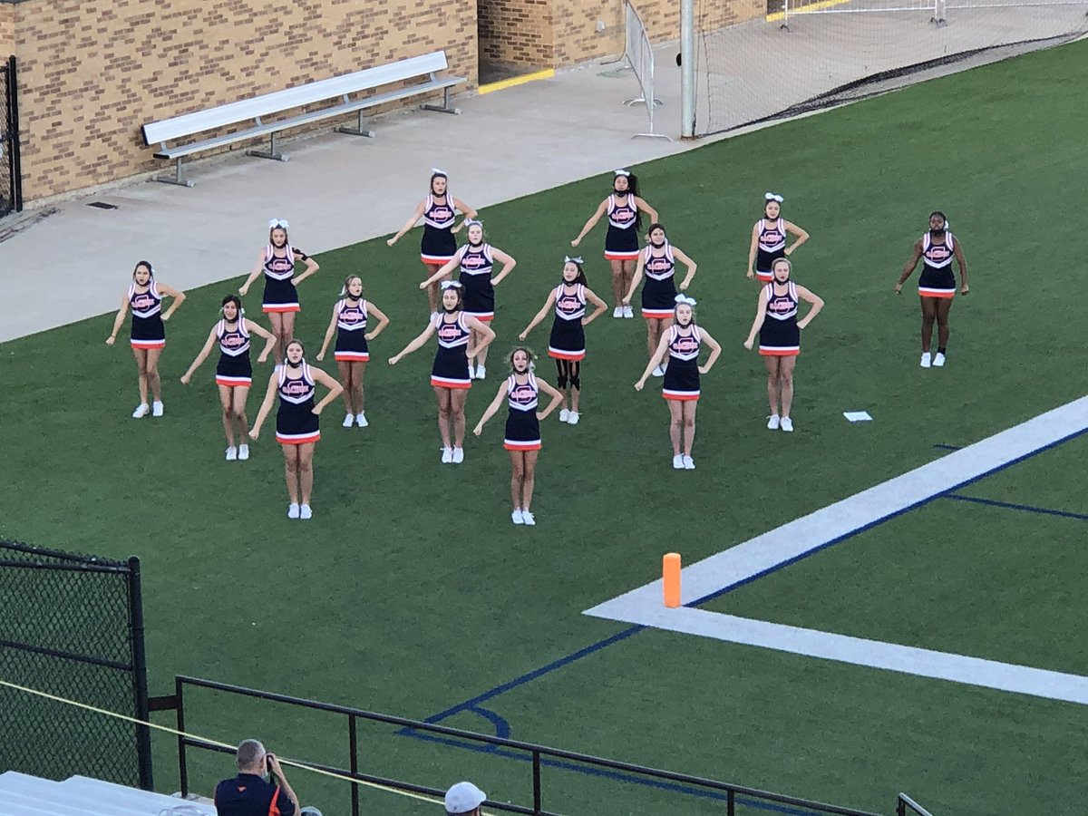 GISDArts's tweet photo. Sachse Cheer is on point! #JVGame #HBJ ๐งก๐ @GISDArts @gisdnews @drlopez23 @Doc_torSus @RayRrmerril @DallasTexans1 #ChooseGarlandISD https://t.co/eb03I1Pohu