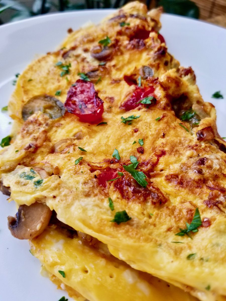 dancewdelicious's tweet photo. I sure do love me a fully loaded omelet. This, after staring into my fridge, thinking I had very few breakfast options. Breakfast sausage, onion, garlic, mushroom, cherry tomatoes, jalapeño, Parmesan cheese, parsley. Silly me. https://t.co/oFA5HnaPwj