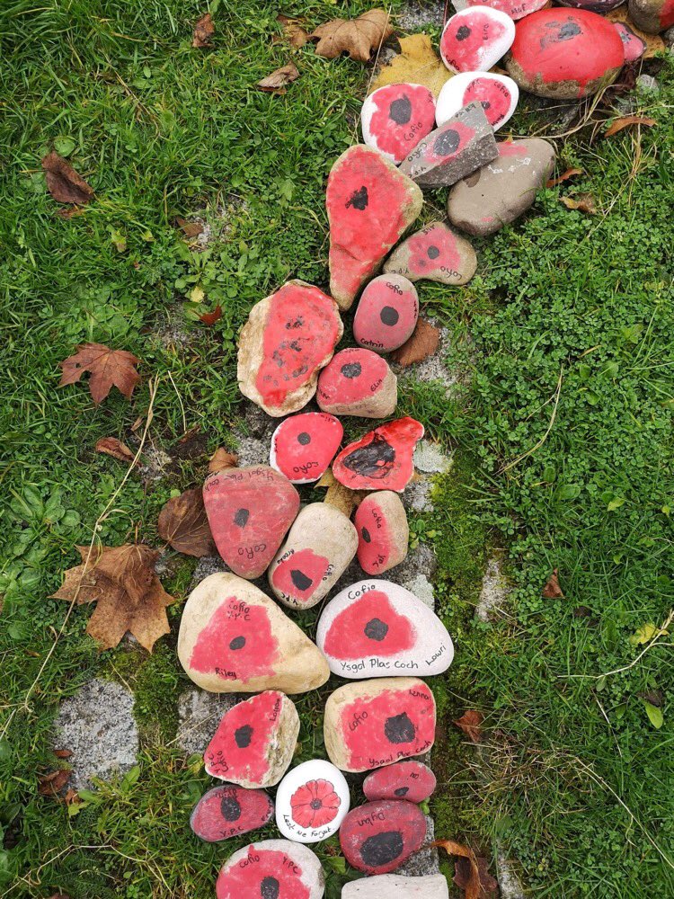 Braf oedd cael cydweithio â’r gymuned ar brosiect ym Mharc Bellevue. Mae cerrig cofio ein disgyblion Cyfnod Allweddol 2 ymhlith yr holl gerrig.

It was great to work as a community on a project at Bellevue Park. Our KS2 pupils ‘painted a poppy on a pepple’ to remember the fallen.