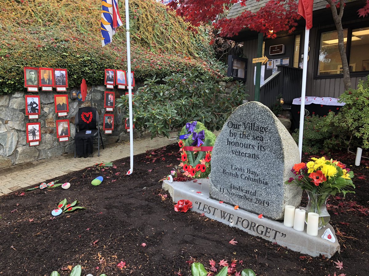 Thank you Village of Lions Bay, BC for holding a COVID safe Remembrance Day ceremony. An honour to serve as HCapt(N) to CFHS Centre Pacific. #LestWeForget #WeWillRememberThem #RCNRemembers