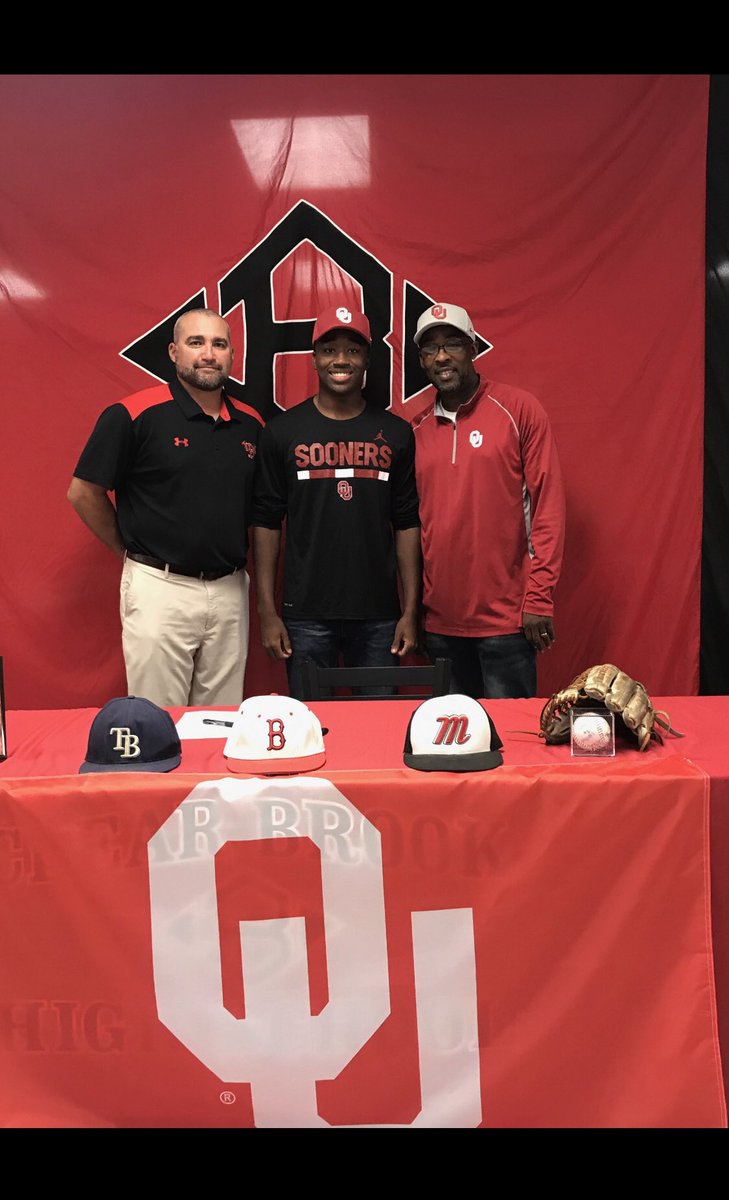 Baseball_CBHS's tweet photo. What a great day today for Aaron Calhoun. Blessed is an understatement when you meet this kid! The Sooner Nation is receiving one of the best human being’s that you will ever meet. Work ethic, character, and leadership is no doubt the reason he is signing with OU. Proud Staff!! https://t.co/gzhhIQaFfW