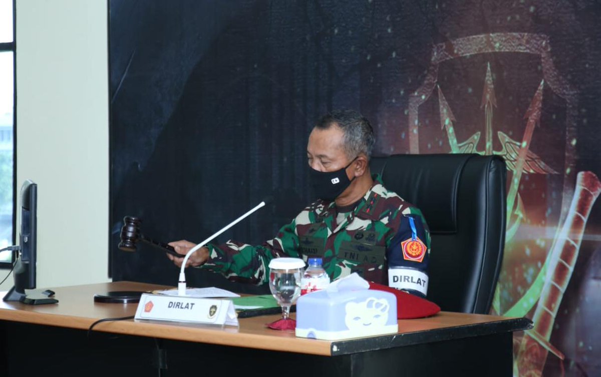 Puspen_TNI's tweet photo. Dankoopssus TNI Mayjen TNI Richard T.H. Tampubolon membuka Table Top Exercise penyelenggaraan Latgultor Satuan Aksi Khusus TNI dalam rangka Operasi Pengamanan VVIP TA 2020, bertempat di Aula Koopssus TNI Mabes TNI.

#tni #puspentni #koopssus #latgultor https://t.co/ZdJ2RNRkM7