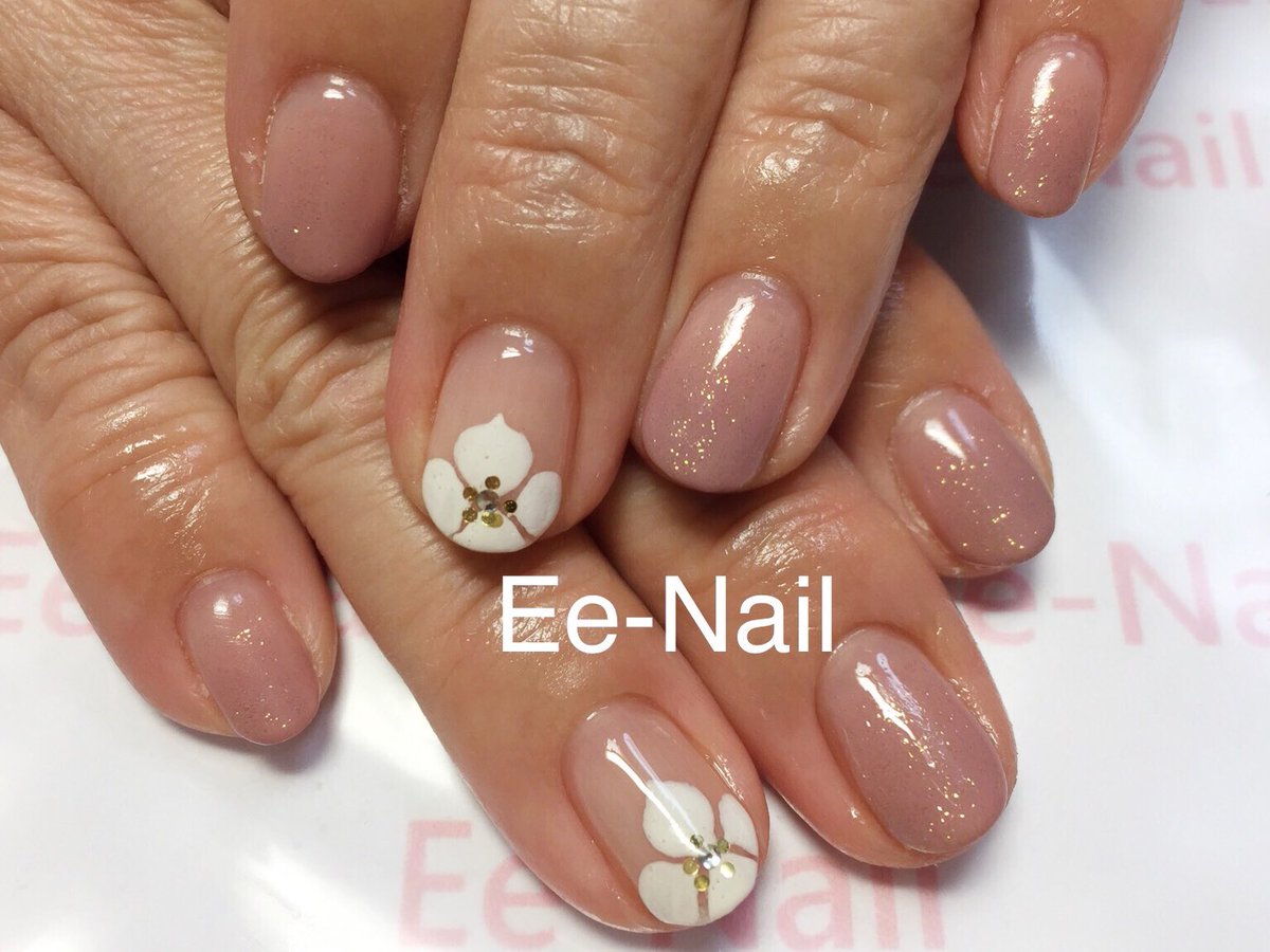 池袋ネイルサロン Ee Nail イイネイル 池袋ネイル シンプルネイル 大人ネイル カラグラ オフィスネイル ジェル ネイル フレンチネイル カラグラネイル 甘皮処理 ウォーターケア 美爪 Hpb Nail 秋ネイル キラキラネイル フラワーネイル