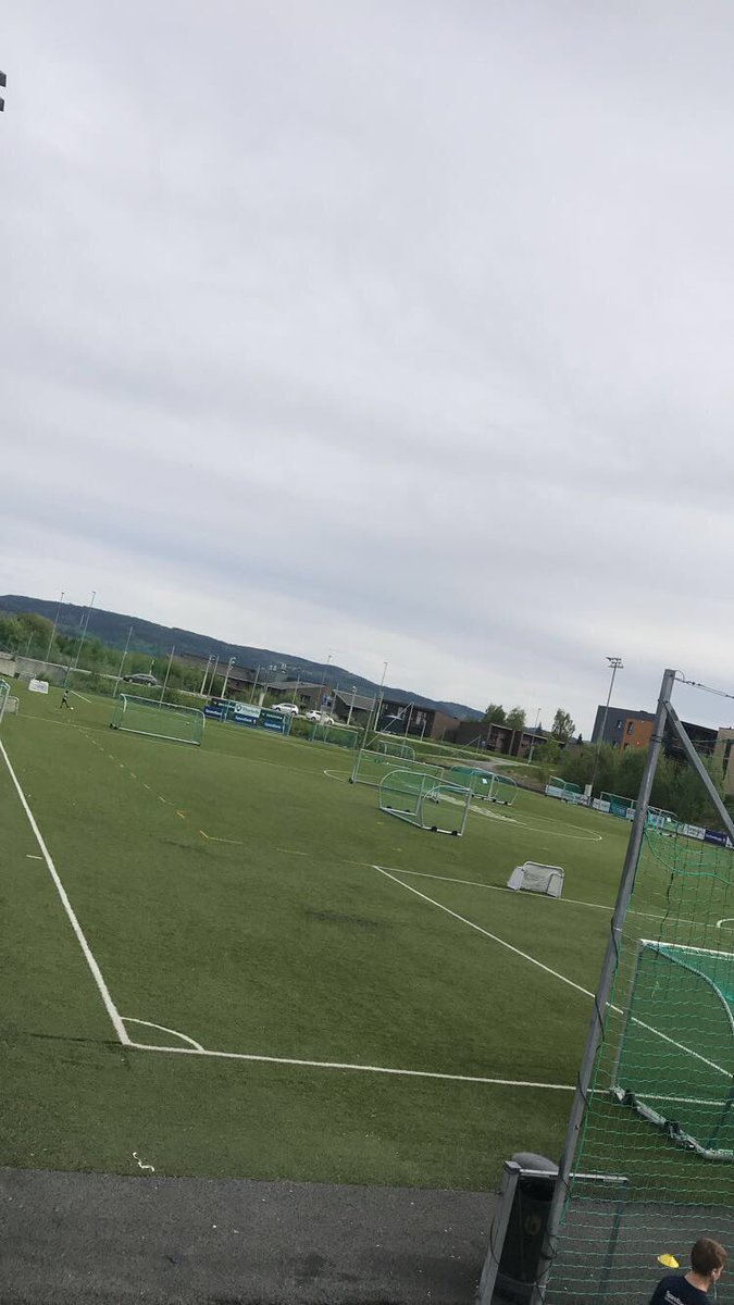 astorsfk's tweet photo. @StefanLaxaa @MariusHelgaa 20. mai 2018. Kan oppdateres. #burgunderogblå #reiserundtogbarereiserundt https://t.co/Z7S8LZ8sNV