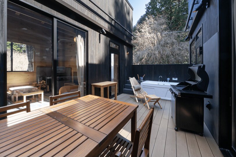 sakekasuol's tweet photo. 今年できたばかりの埼玉にある北欧、SAUNA SWEET CABIN……ア��マロウリュが香るフィンランド式サウナで"整った"あとは屋外ジャグジーでお酒を呑みながらゆっくり……部屋も北欧仕様でかわゆやし、サウナ後にテラスでグランピング飯とか最高��て…… https://t.co/QBeybawss4