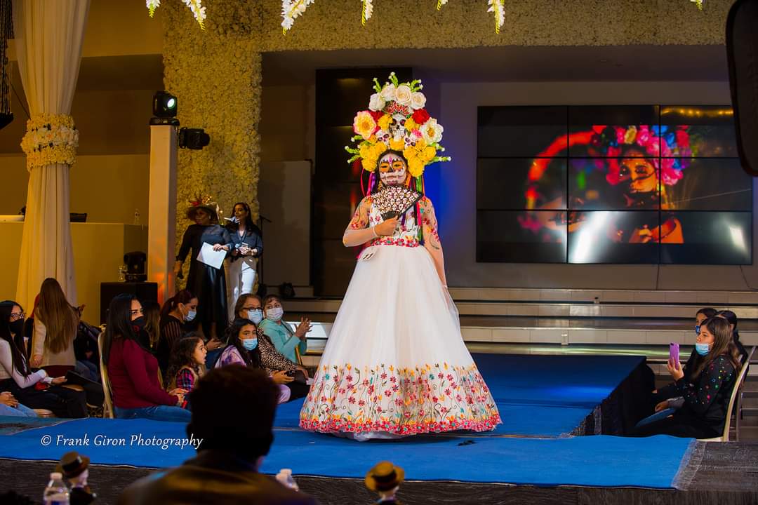 AmyCalzada19's tweet photo. #pasarela  #catrinas  #diademuertos2020 #minimissmundousa https://t.co/3wZ92TjVsx