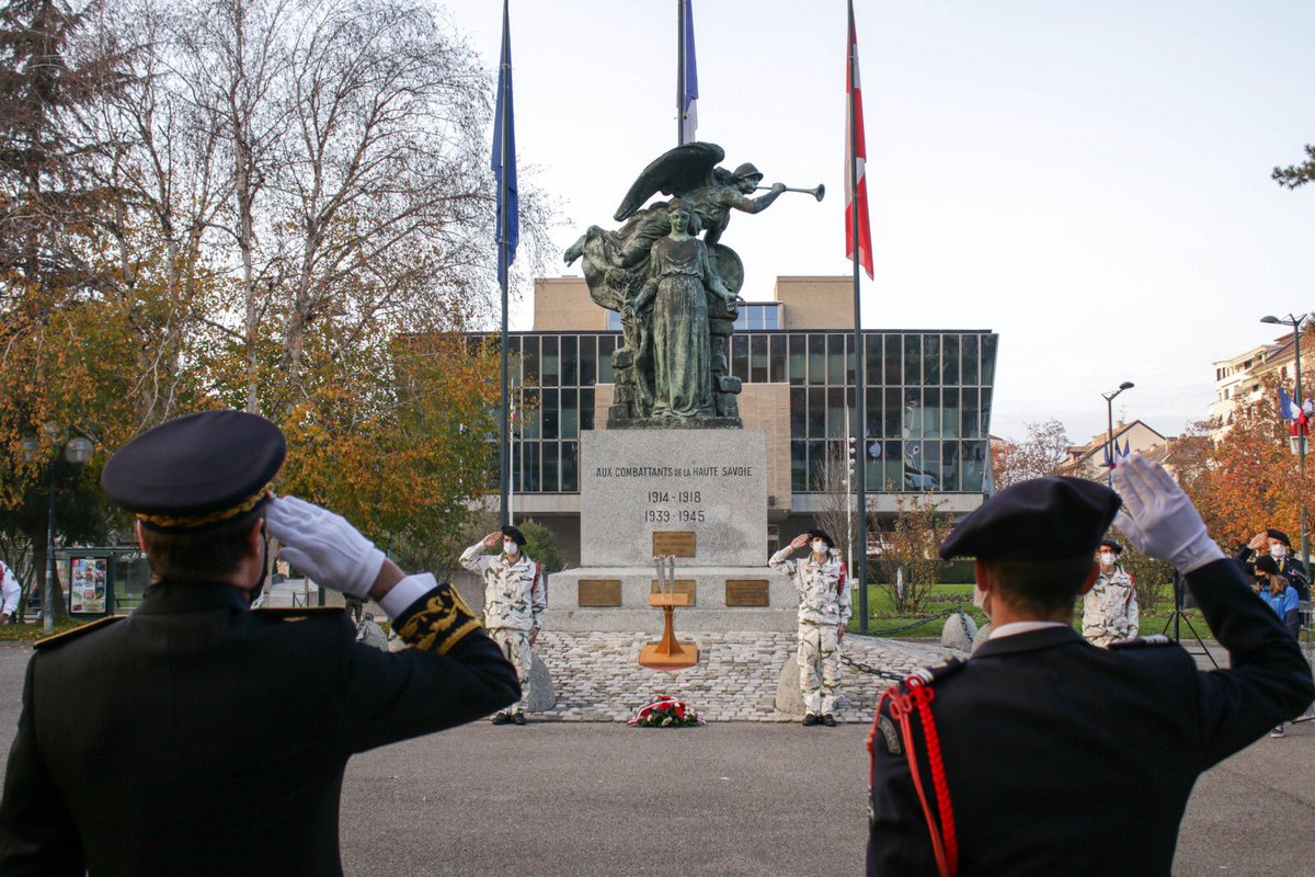 CDC_27eBCA's tweet image. La Flamme du Soldat Inconnu a rejoint cet après-midi la cérémonie du 11 novembre à Annecy. Nos commandos montagne ont assuré le dernier relais, rendant hommage à leurs frères du @4RCh_Gap, du #93RAM, du #2REG et du #5RHC tombés au Mali en novembre 2019. #EnLeurMémoire