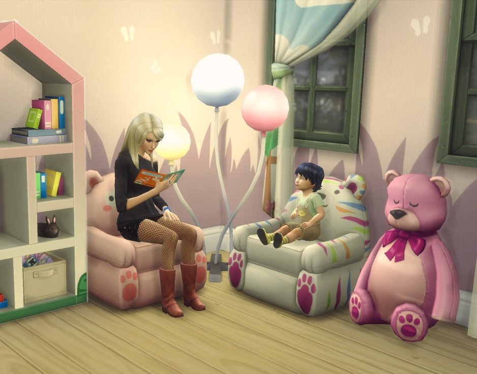 J'aime pas jouer avec les bébés donc, hein. Quelques instants de douceur de la part d'Arianne, envers Louise (qui est déjà niveau 3 en piano alors qu'elle dépasse à peine le clavier) & Automne, et de cette dernière envers Rosette.