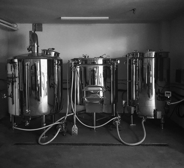 StoutTanks's tweet photo. Do you prefer your 7bbl brewhouse with hard piping or soft piping? We can do both and would love to discuss the advantages of each.
Photo credit: @animated_brewing in Pennsylvania
#7bbl #probrewing #brewingequipment #stouttanks #craftbrewing #brewlife https://t.co/nRgJ868rrB