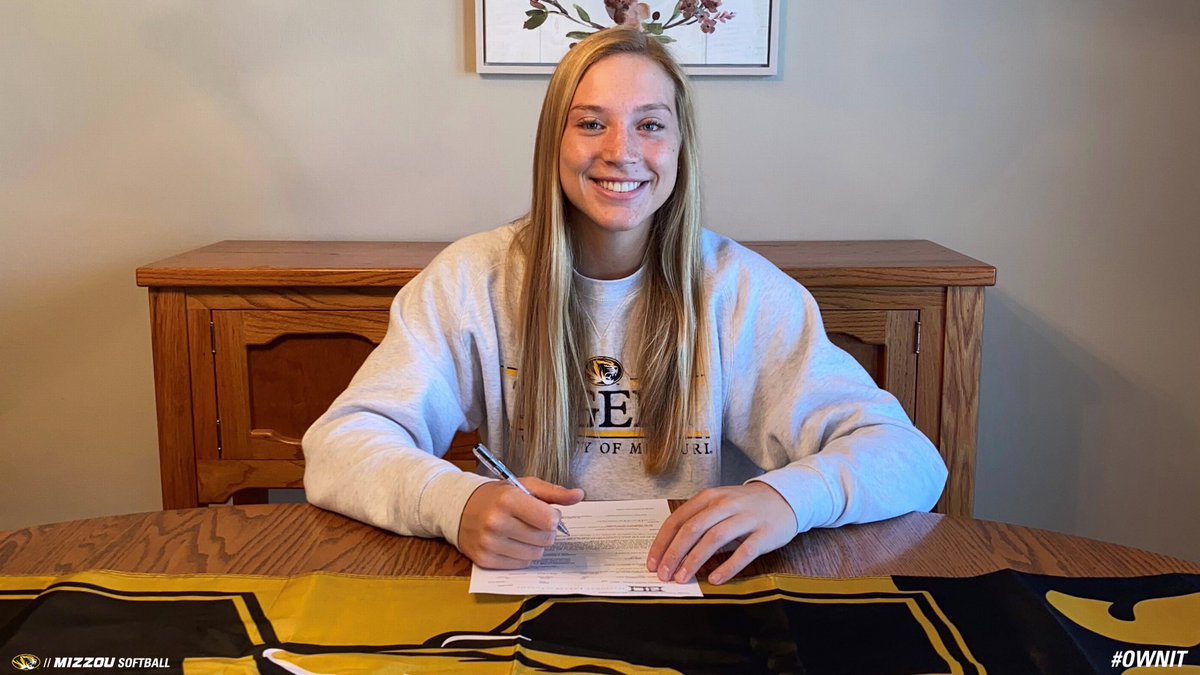 JCSchools_'s tweet photo. CONGRATULATIONS to these standout athletes for signing with awesome collegiate programs! 

Kara Daly ➡️ Mizzou Softball 🐯🥎 
Hannah Nilges ➡️ Drake Basketball 🐶🏀 
Sarah Linthacum ➡️ Mizzou Basketball 🐯🏀

#JayPride #WeAreJCSchools https://t.co/yLKrCPV56x
