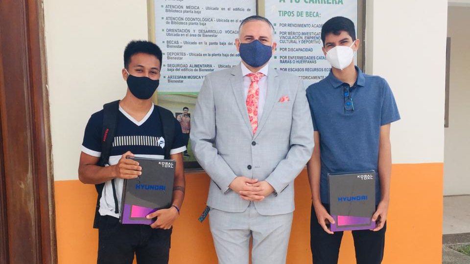CCEspam's tweet photo. Entrega de tablets a estudiantes de la Carrera de Computación, donadas por la Fundación Futuro Politécnico de la @espammfl . https://t.co/tPkincaGLh