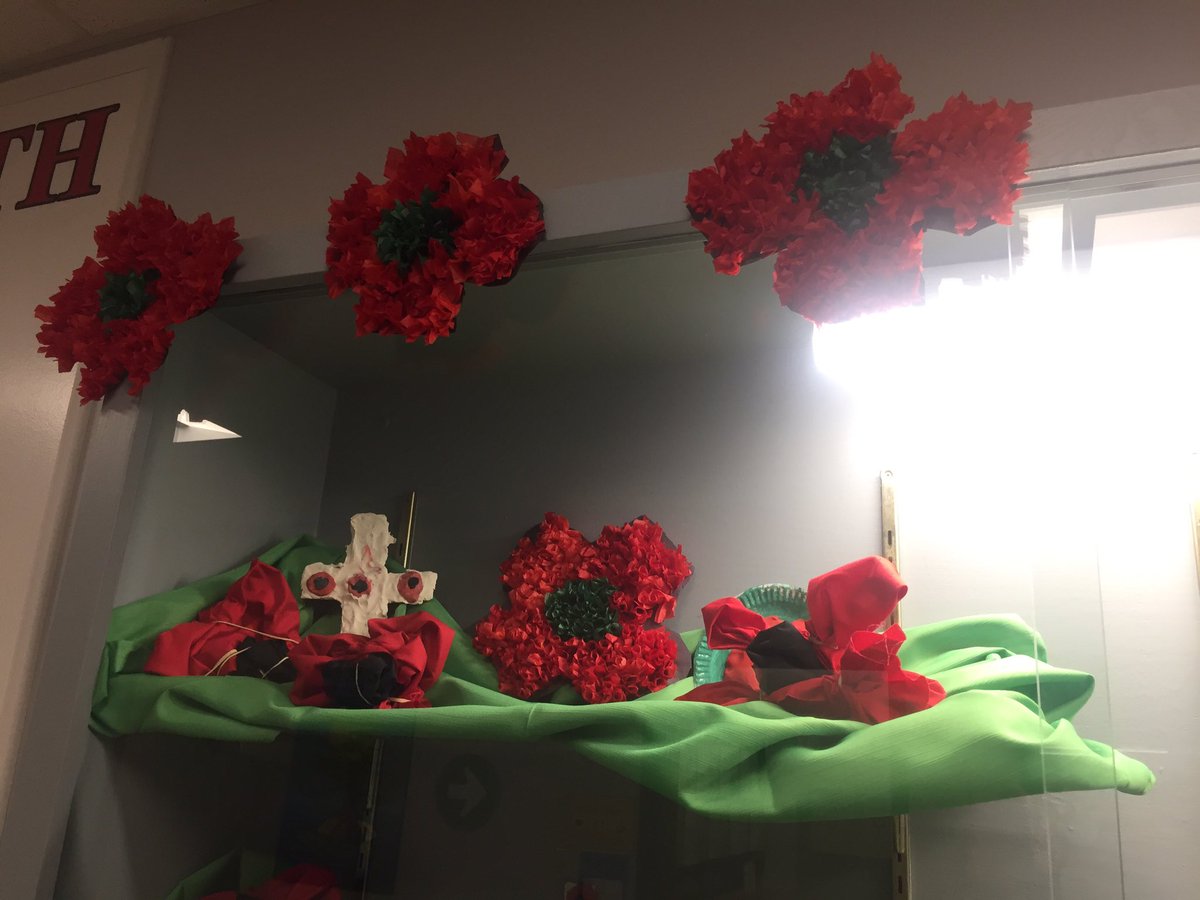 Beautiful display of artwork for #RemembranceDay <a href="/QueenE_PS/">QueenElizabethPS</a>
