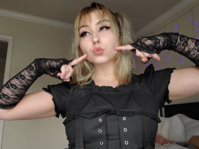 How much do you love your internet girlfriend 🖤 https://t.co/RHK1DMxQy4