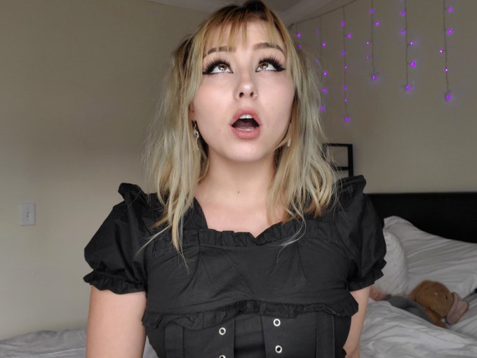 How much do you love your internet girlfriend 🖤 https://t.co/RHK1DMxQy4