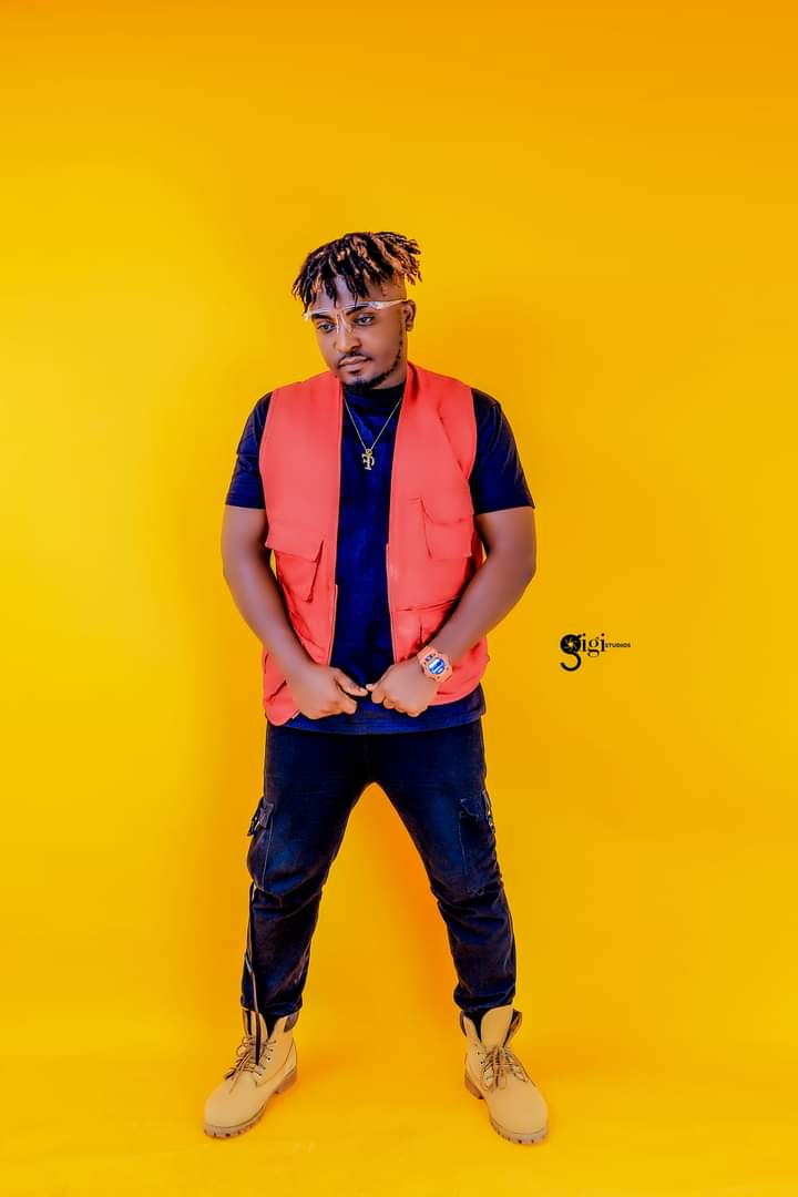 Bankcityoffici1's tweet photo. Girls Who Laugh Anyhow On A First Date Don’t Have Money For Transport😂💔💃 @qeypadgh  

#Bankcitymovement 
#Atownrecord
#Davi https://t.co/jNdr0wfxQ3