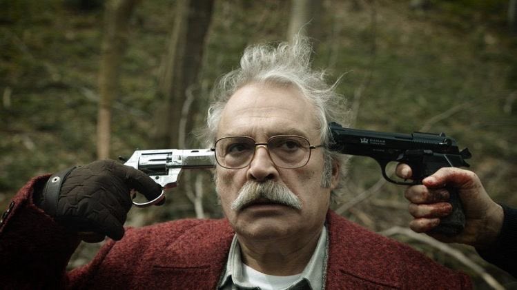 Profesör karısını dayaktan öldürüyor. Tinerci enkazdan çocuk kurtarıyor. Dilenci toplandığı parayla sokak hayvanlarını besliyor. Din adamı sapık çıkıyor. Hayat kadını böbreğini bağışlıyor. 
İnsanları statüleriyle aşağılamak veya yüceltmek yerine kalplerine bakmayı deneyin.