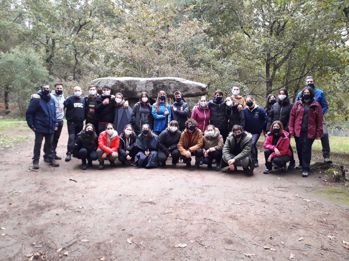 EUrtaza's tweet photo. Estudantes do #MasterDaen do @CampusTerraUSC #Lugo @BioReDesUSC @UniversidadeUSC no #DolmenAxeitos @ribeira https://t.co/isCK4EmWgI