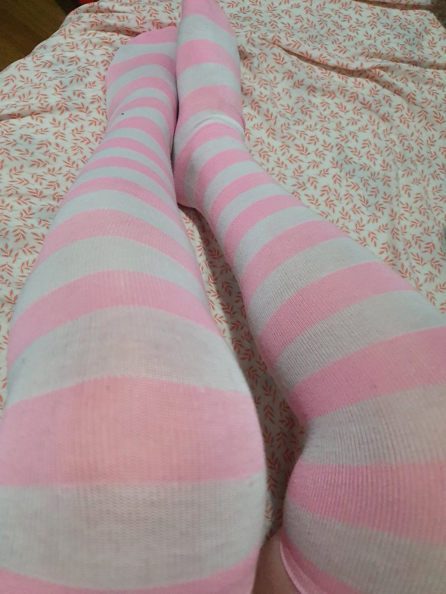 Afoxycat1's tweet photo. me encantan mis nuevos calcetines altos UwU

i love my new high socks UwU 

#femboy #trapitos https://t.co/AA9wCOAK86