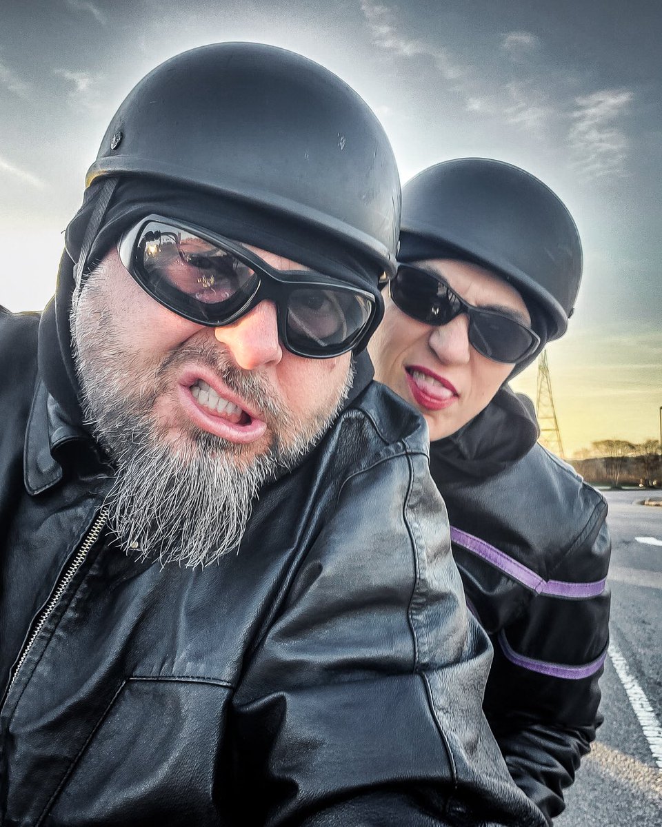 7eye_sunglasses's tweet photo. Today is the final day of our Veterans Day Extravaganza 🕶🇺🇸All motorcycle sunglasses + prescription are 10% off!
•
Visit https://t.co/yeJjD7cdN1
•
#motorcyclelife #sunglasses #couplesthattravel #winterriding #eyewear #girlsthatride #leatherjackets https://t.co/fkrxB8teHM