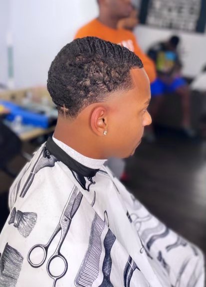 _kingRL's tweet image. Just a Houston Barber tryna boost his clientele. Get at me!

#KutsByRon 💈✂️

A simple RT will save a life