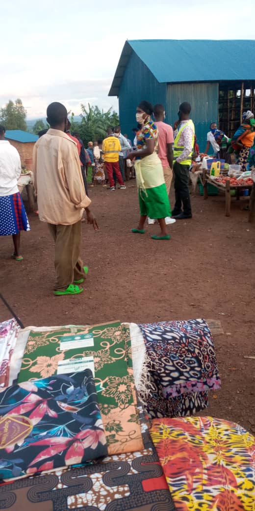 NgomaYouth's tweet photo. Uyu munsi urubyiruko rwa @NgomaYouth rwakomeje ubukangurambaga bwo kurwanya #COVID19 mu mirenge itandukanye igize akarere ka @NgomaDistrict aho bakanguriraga ubaturage gukurikiza amabwiriza yo kurwanya #COVID19
#kwambaraagapfukamunwaneza, #gukarabaintoki no #gusigainteraihagije https://t.co/WX0aAJnaGJ