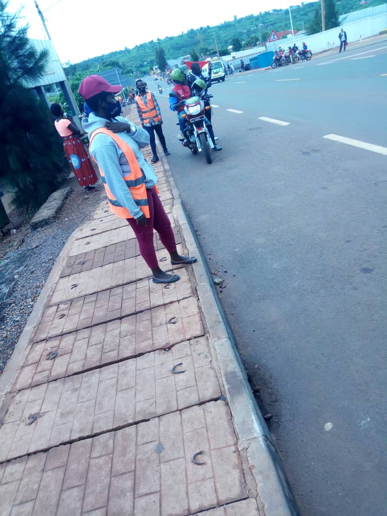 NgomaYouth's tweet photo. Uyu munsi urubyiruko rwa @NgomaYouth rwakomeje ubukangurambaga bwo kurwanya #COVID19 mu mirenge itandukanye igize akarere ka @NgomaDistrict aho bakanguriraga ubaturage gukurikiza amabwiriza yo kurwanya #COVID19
#kwambaraagapfukamunwaneza, #gukarabaintoki no #gusigainteraihagije https://t.co/WX0aAJnaGJ