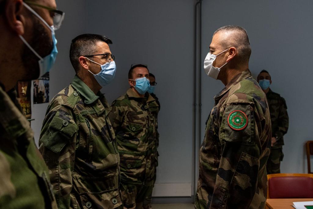 CEMAT_FR's tweet photo. En ce 11 novembre, la mission continue. Rencontre cet après-midi avec des soldats de l’@armeedeterre engagés en Île de France aux ordres des chefs de corps de la #13DBLE et du #511RT.
Ils assurent jour et nuit la sécurité de la population avec détermination. #FiersDeNosSoldats https://t.co/e7ZnLNoR55