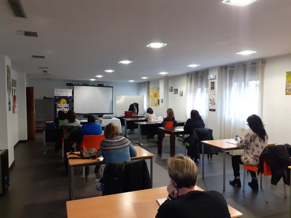 empresasjcyl's tweet photo. Mejoramos la empleabilidad de las mujeres de la zona de #Villablino dentro del Programa para Desempleadas, Autónomas y Cooperativas #PMDAC:
Inauguración del curso de Ayudante de Cocina https://t.co/qB3h9zNBE1
