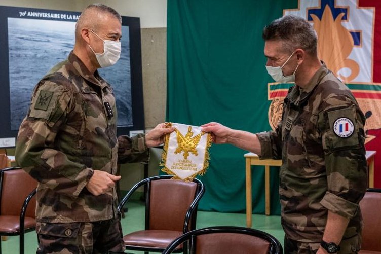 CEMAT_FR's tweet photo. En ce 11 novembre, la mission continue. Rencontre cet après-midi avec des soldats de l’@armeedeterre engagés en Île de France aux ordres des chefs de corps de la #13DBLE et du #511RT.
Ils assurent jour et nuit la sécurité de la population avec détermination. #FiersDeNosSoldats https://t.co/e7ZnLNoR55