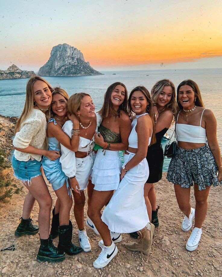houseofrusas's tweet photo. feliz cumpleaños a la rusa más fiestera, ojalá que siempre seas feliz, te amamos ♡ https://t.co/6v6YbmBB06