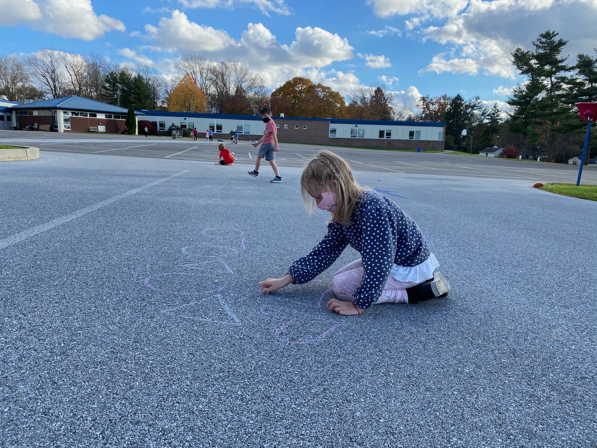 Miss_Fife's tweet photo. We had to take advantage of the beautiful weather we've been having, so we took math outside! First graders used chalk to create patterns using different shapes! 
🔵🔺🟪🔶
@FernHillES #FHEbobcats https://t.co/eRGoCEJ922