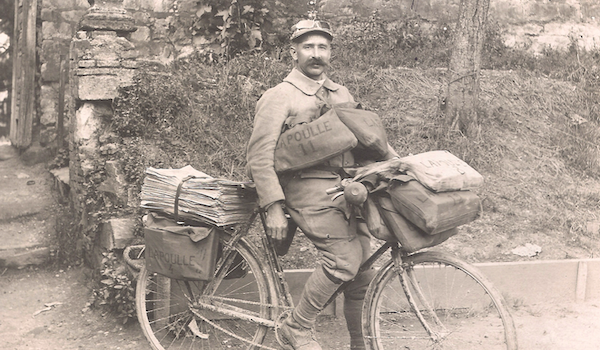laurentalbaret's tweet photo. [#11novembre] À l'armistice, l'administration des Postes a payé un lourd tribut à la guerre : 3.408 postiers sont morts sur le front, plusieurs milliers blessés. 70.000 postiers sont encore mobilisés à la fin du conflit https://t.co/0ZUyEyZxfq #WW1 #LaPoste #devoirdememoire https://t.co/CopupTuV4y