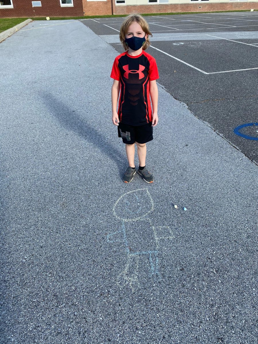 Miss_Fife's tweet photo. We had to take advantage of the beautiful weather we've been having, so we took math outside! First graders used chalk to create patterns using different shapes! 
🔵🔺🟪🔶
@FernHillES #FHEbobcats https://t.co/eRGoCEJ922