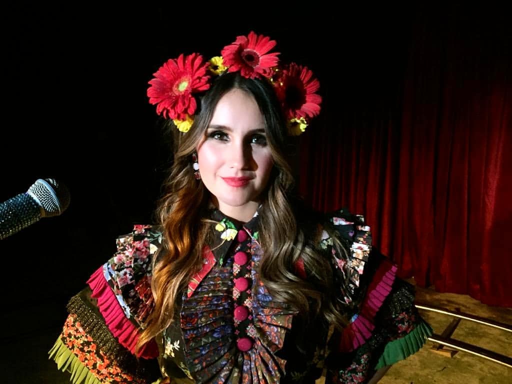 SiteRBDNews's tweet photo. 📸 Hugoquinonesmakeup: #actress #singer #superstar #dulcemaria @dulcemaria #production #single #loquevesnoesloquesoy #mua #makeup #makeup #hair #hairstyle #fridastyle #flowers #hugoquiñonesmakeup #hugoquiñonesmakeupstyle @/hugoquinonesmakeup @/beautyartmexico @/kevinmurphymx https://t.co/kW6EUYO1RA
