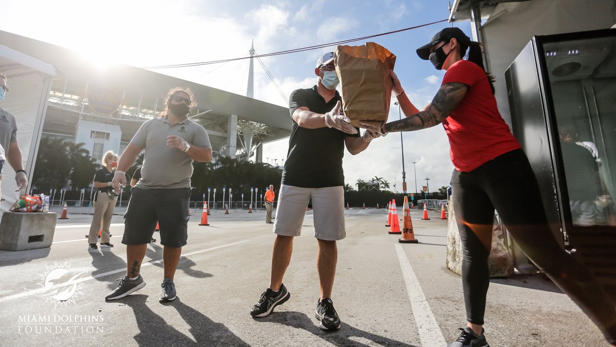 FinsOffTheField's tweet photo. Special thanks to @MiamiDolphins #FootballUnites partner @wwp for your service and continued support in our community! Together we distributed 1,000 #dolphinsmeals. #VeteransDay #SalutetoService https://t.co/k1yIjXfGIg