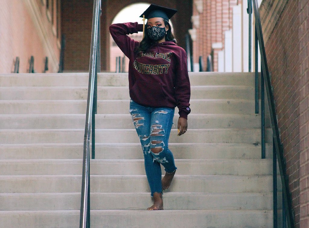 Jaydt13's tweet photo. Class of 2020 and I came to f*ck it up 🤪👩🏽‍🎓 (or whatever Drake said) https://t.co/ZqQcqH0FSb
