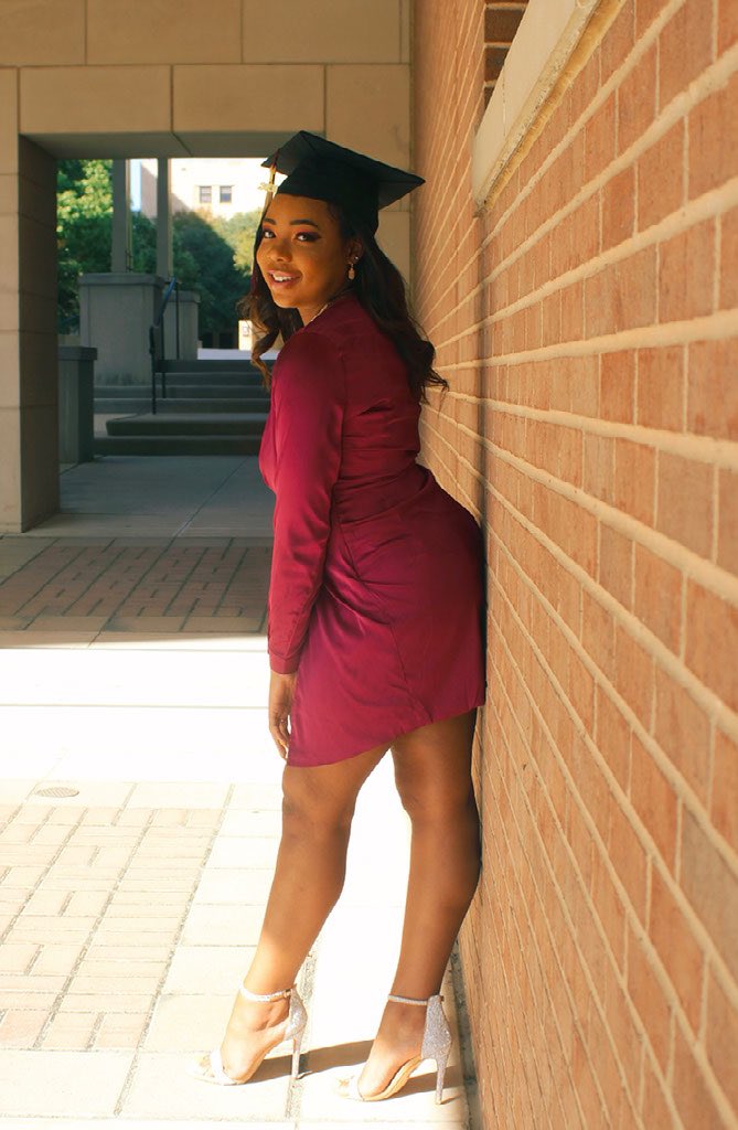 Jaydt13's tweet photo. Class of 2020 and I came to f*ck it up 🤪👩🏽‍🎓 (or whatever Drake said) https://t.co/ZqQcqH0FSb