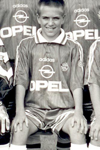 He started his career at an early age by playing for his hometown youth team, FT Gern München. Thereafter in 1995, he joined Bayern Munich youth team winning twice the Bundesliga title.