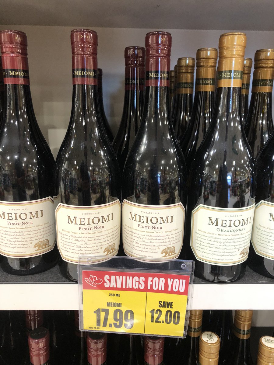iswza's tweet photo. @HarrisTeeter #317 marked @cbrands Meiomi Pinot on “sale” from $29.99 to $17.99.  C’mon...you can’t tell me you’ve ever charged anyone $29.99 except maybe at a kiosk in the airport or on a Disney property. Meanwhile in real life it’s $15.97 regular price at the local @TotalWine. https://t.co/17KEqYAkSJ