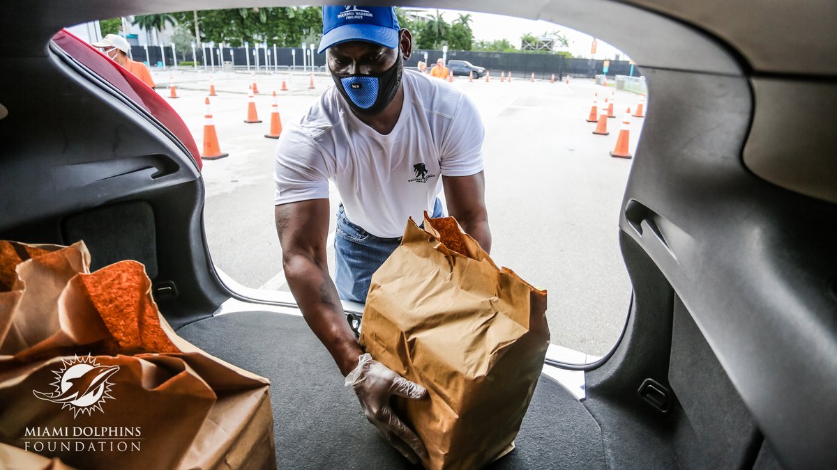 FinsOffTheField's tweet photo. Special thanks to @MiamiDolphins #FootballUnites partner @wwp for your service and continued support in our community! Together we distributed 1,000 #dolphinsmeals. #VeteransDay #SalutetoService https://t.co/k1yIjXfGIg