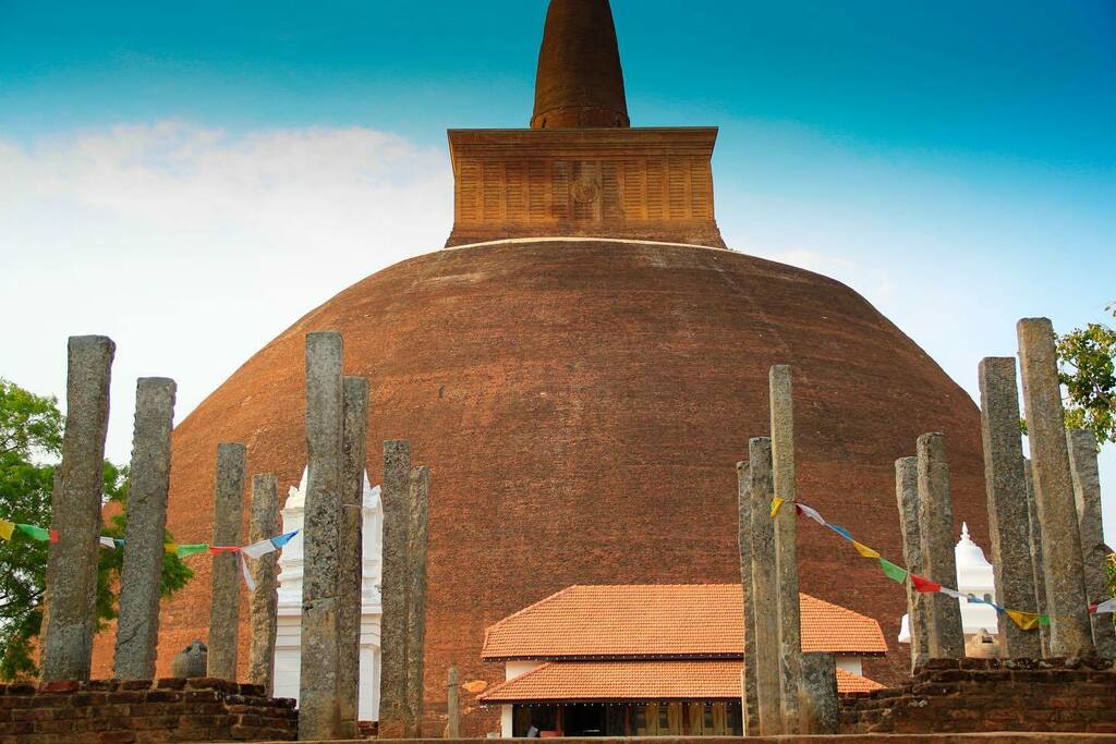 guidasrilanka's tweet photo. L'architettura buddista dello Sri Lanka, che risale al 3 ° secolo aC consiste di templi rupestri, monasteri forestali, Dagobas e Viharas. I Dagobas (stupa) sono probabilmente alcune delle più grandi strutture in mattoni noti al mondo pre-moderno. Il Jeta… https://t.co/TEkPhh1XND https://t.co/g62lWOjsO3