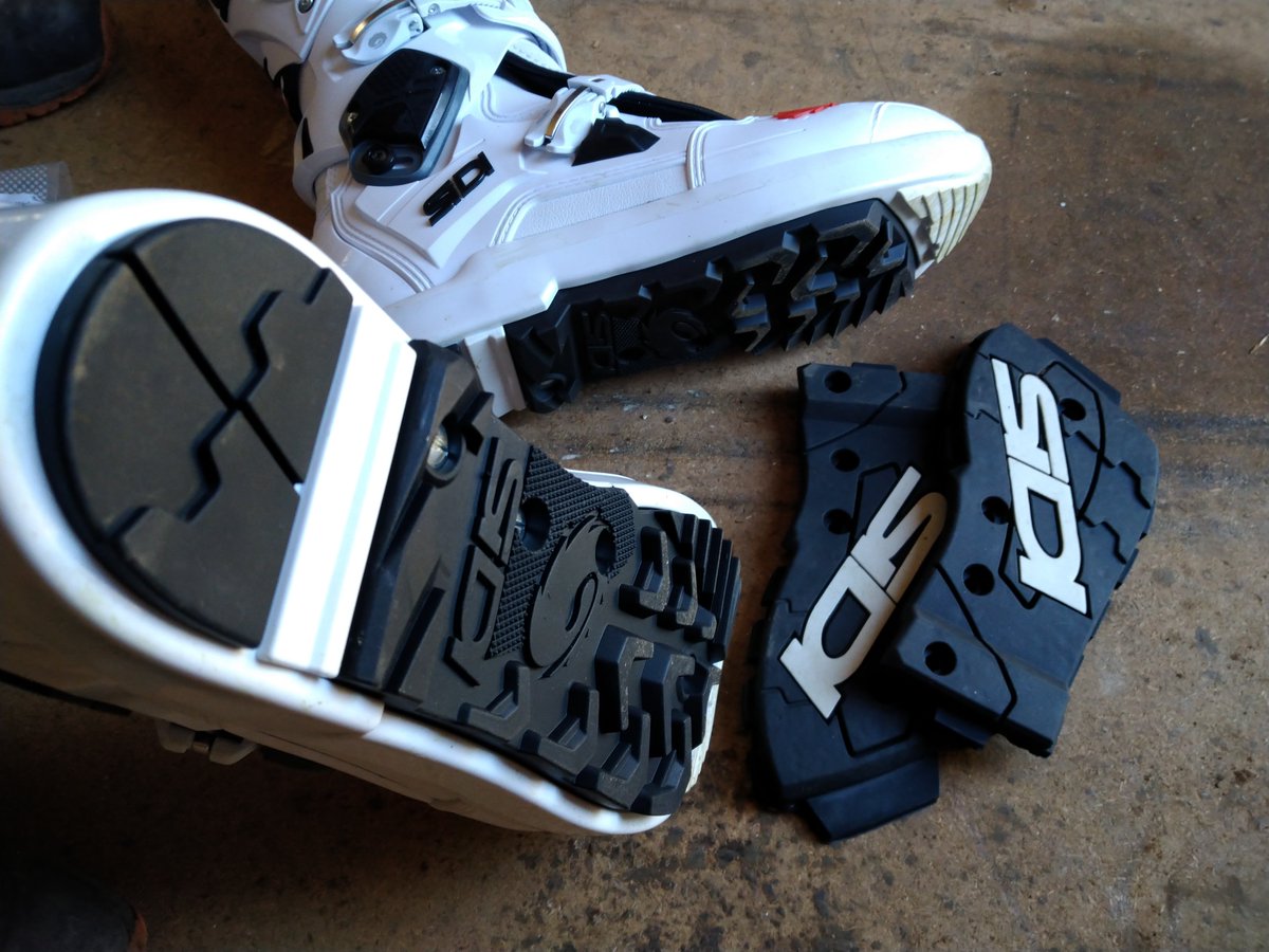 FREINZEN1's tweet photo. J'ai posé les semelles enduro sur mes bottes Sidi 👌Au top et facile à poser 👍 je met de côté le kit de semelle Supermot.
Nouvelle vidéo ➡🔴 https://t.co/qHappZ15Ck
#freinzen #moto #enduro #cross #supermotard #sportiveroute #freinzenyoutubermoto #ktm #sidi #24mx https://t.co/6LBtgEKHu1