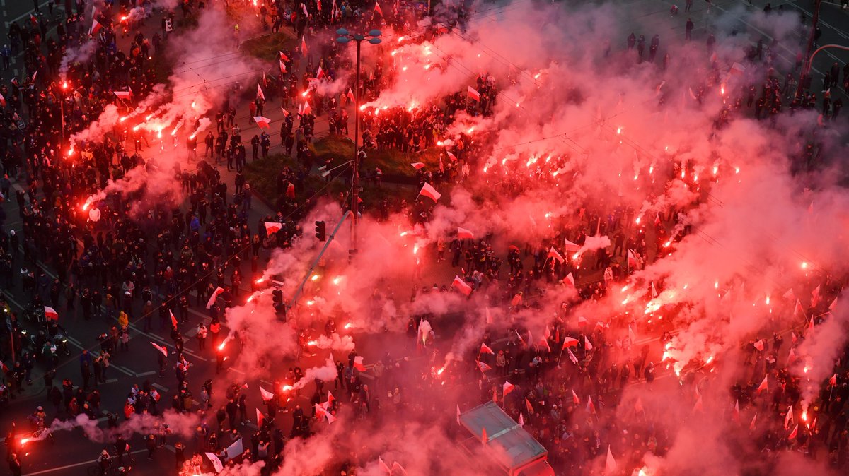Poland: Far-right ‘hooligans’ clash with police at Warsaw march aje.io/tpdh2