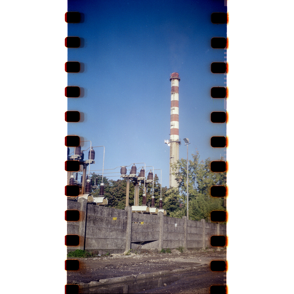 CamerHack's tweet photo. Older cameras usually took bigger rolls of film. Loading small films (like the 135) results in having all of the emulsion exposed, including the perforated area. Who's in for #sprocketholes?
...
#filmphotography
#shootfilm
#vintagecameras
#filmhack
#analogphotography
#35mm https://t.co/2jsmvpBJee