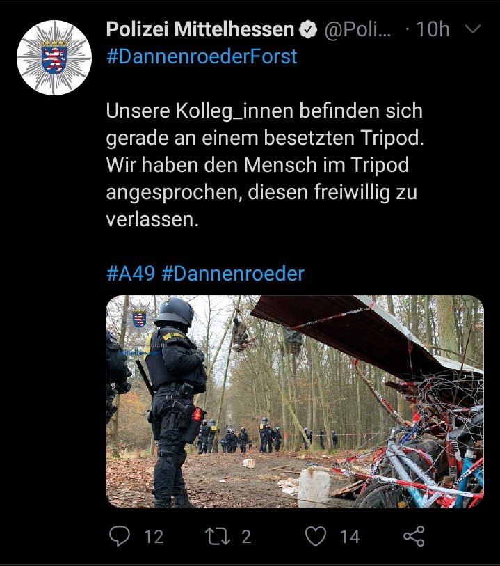 daspupsi's tweet photo. Seit Wochen kennt die Polizei Mittelhessen kein anderes Thema.
Mit inszenierten Tweets zur Räumung im #dannibleibt, zeichnet die Polizei perfide ein bestimmtes Bild des Widerstands im Wald zu zeichnen. Dazu gehören auch subtile Täuschungen und Behinderung der Presse. https://t.co/2Dzwh12zr3